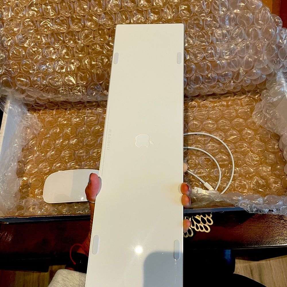 Apple Magic Wireless Keyboard + Wireless Mouse